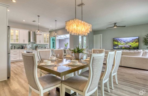 Vamo Casa | Siesta Key Modern Retreat with Heated Pool & Spa
