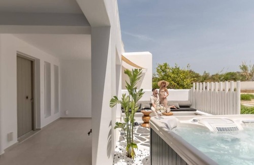 Plaka Apartamento | Signature Jacuzzi Suite Garden View