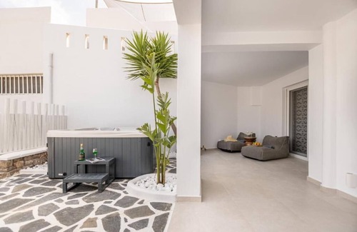 Plaka Apartamento | Signature Jacuzzi Suite Garden View