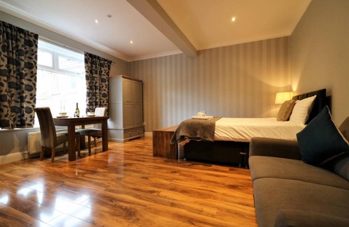 Airdrie Apartamento | Signature - Linden Cottage Room 1