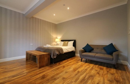 Airdrie Apartamento | Signature - Linden Cottage Room 1