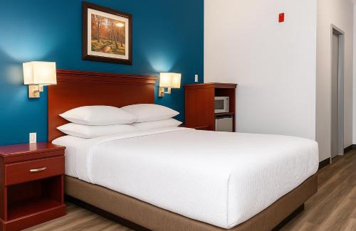 Hamilton Hotel | Signature Stay Inn & Suites - Downtown Hamilton