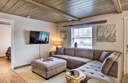 Lincoln City Cabaña | 'Siletz Bay Cottage' Lincoln Abode ~ 2 Mi to Beach