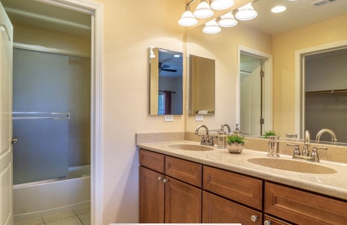 Communications Hill Casa | Dormitorio / baño privado con vista de Silicon Valley