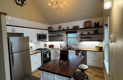 Castile Cabaña | Silver Lake view Spa/Cottage in the Woods.