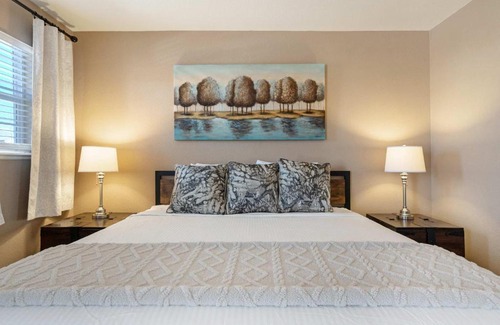 Colorado Springs Casa | Silver Lining Trails & Peaks BBQ Dog-friendly