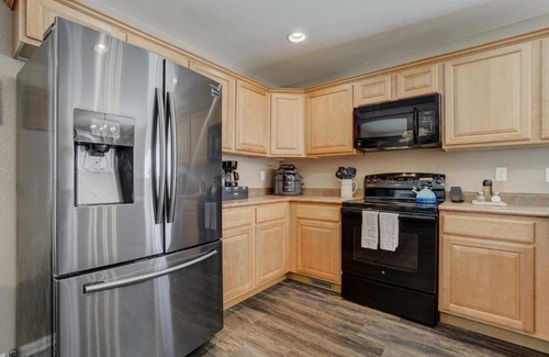 Colorado Springs Casa | Silver Lining Trails & Peaks BBQ Dog-friendly