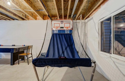 Colorado Springs Casa | Silver Lining Trails & Peaks BBQ Dog-friendly