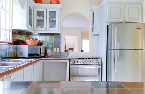 Silver Sands Apartamento | Silver Sands Beachfront Condo, Indoor & Outdoor Dining, Shared Patio - Bar & BBQ