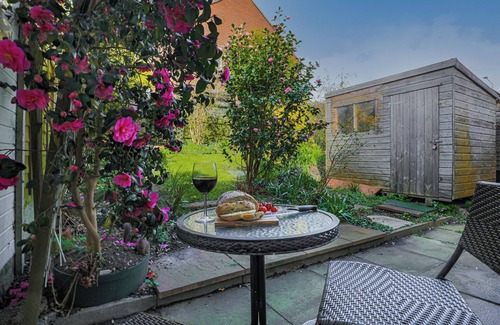 Ashby-de-la-Zouch Casa | Silver Stag Properties, 3 BR Home w/ Garden