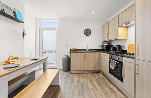 Swadlincote Casa | Silver Stag Properties, Cozy 2 BR House w Garden
