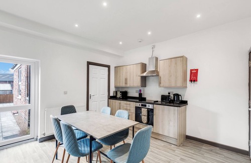Church Gresley Casa | Silver Stag Properties, Ensuite 5 BR House