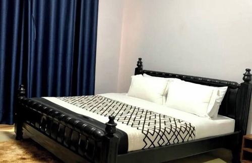 Namugongo Cama Y Desayuno | Silver Stone Cribs