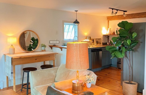 Hinesburg Apartamento | Silver Street Farmhouse Suite. Cozy apartment with great ski access!