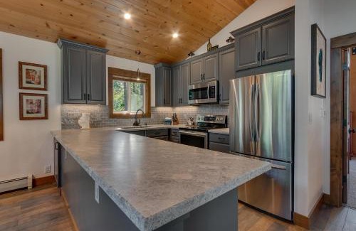 Talmont Casa | Silver Tip at Tahoe Park w HOA amenities - 3BR Pet Friendly, Hot Tub, Tahoe City