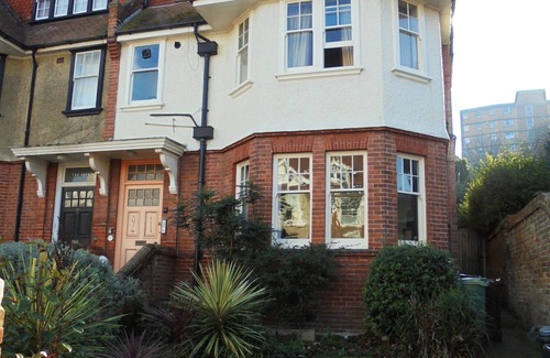 Eastbourne Seafront Apartamento | Fabuloso apartamento y espacioso con jardín