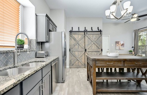 Wells Branch Casa | 'Silverwood' Pet-Friendly! Fire Pit! Near Domain!
