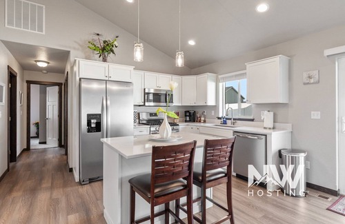 Post Falls Casa | Silverwood Retreat - Cozy Prairie Home with Huge Backyard, Games & Firetable!