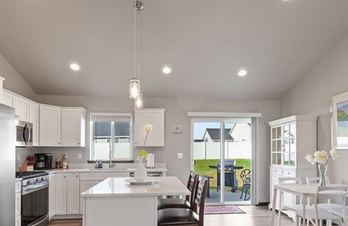 Post Falls Casa | Silverwood Retreat - Cozy Prairie Home with Huge Backyard, Games & Firetable!