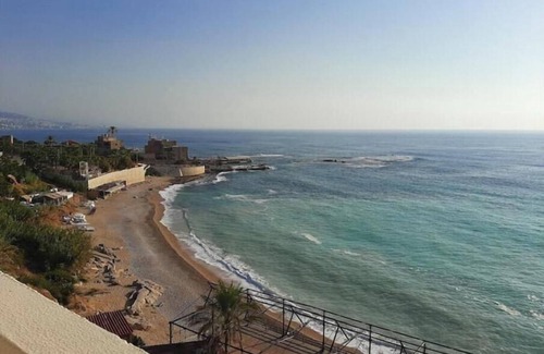Aamchit Apartamento | Silvia's romantic Byblos beachfront Duplex