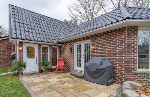 Innisfil Cabina | Simcoe Lakefront Cottage in Innisfil With Parking, BBQ, Garden, Firepit