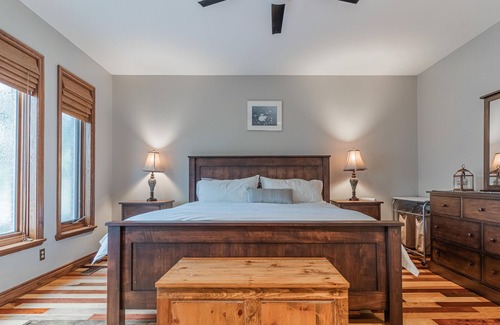 Innisfil Cabina | Simcoe Lakefront Cottage in Innisfil With Parking, BBQ, Garden, Firepit
