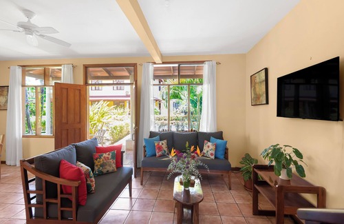 Barrio Ricos y Famosos Apartamento | Simon Apt 2: Cozy 3-bedroom apartment within walking distance of Jaco Beach