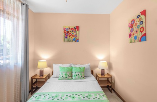 Barrio Ricos y Famosos Apartamento | Simon Apt 2: Cozy 3-bedroom apartment within walking distance of Jaco Beach