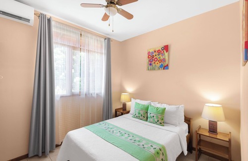 Barrio Ricos y Famosos Apartamento | Simon Apt 2: Cozy 3-bedroom apartment within walking distance of Jaco Beach