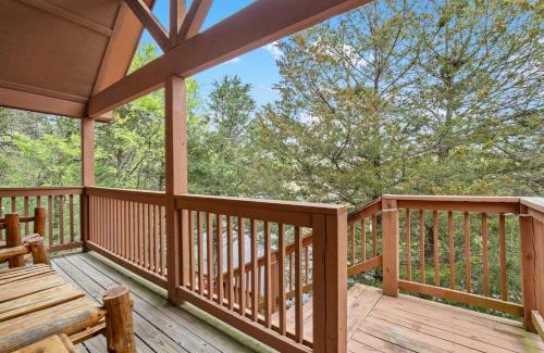 Branson West Casa | Simon's Treetop Cabin - 2 BDR in Popular Resort