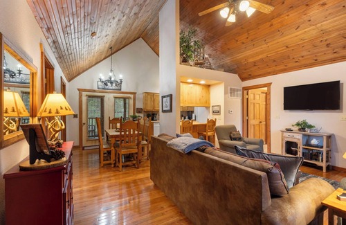 Branson West Cabina | Simon’s Treetop Cabin – 2 BDR in Popular Resort!