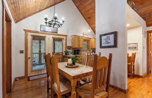 Branson West Cabina | Simon’s Treetop Cabin – 2 BDR in Popular Resort!