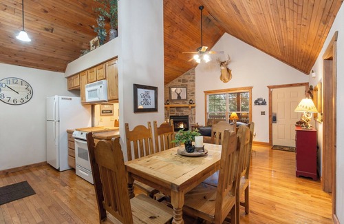 Branson West Cabina | Simon’s Treetop Cabin – 2 BDR in Popular Resort!