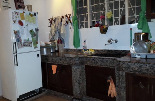 Mbezi Beach Apartamento | Sencillo, cálido limpio y agradable casa, con una amplia sala de baño con Ac
