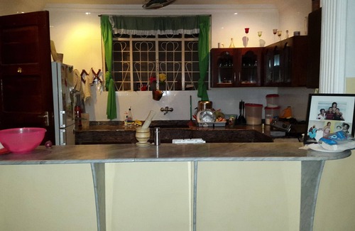 Mbezi Beach Apartamento | Sencillo, cálido limpio y agradable casa, con una amplia sala de baño con Ac