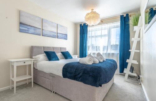 Newcastle-Under-Lyme Apartamento | Simple Comforts - 2BR Flat with Free Parking in Newcastle-under-Lyme
