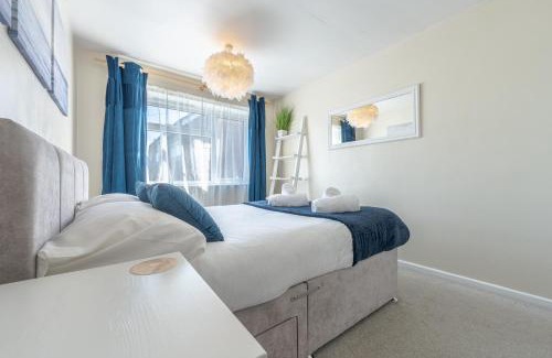 Newcastle-Under-Lyme Apartamento | Simple Comforts - 2BR Flat with Free Parking in Newcastle-under-Lyme