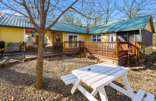 Broken Bow Cabaña | Simple. Comfortable. Quaint. Peaceful. Secluded. Family friendly.