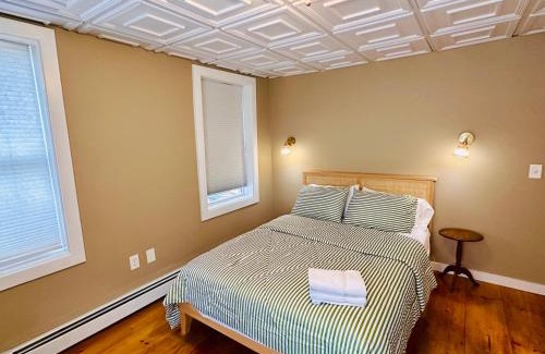 West Bayside Apartamento | Simple & Convenient Downtown Living