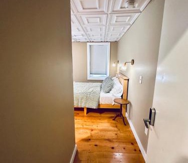 West Bayside Apartamento | Simple & Convenient Downtown Living