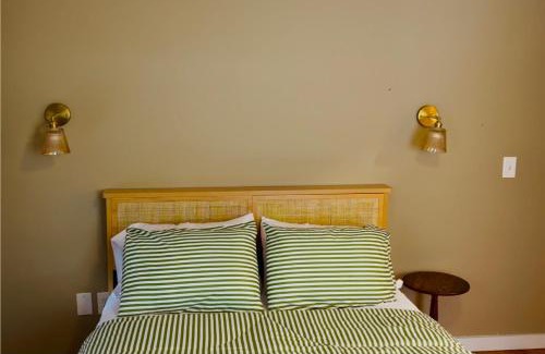 West Bayside Apartamento | Simple & Convenient Downtown Living