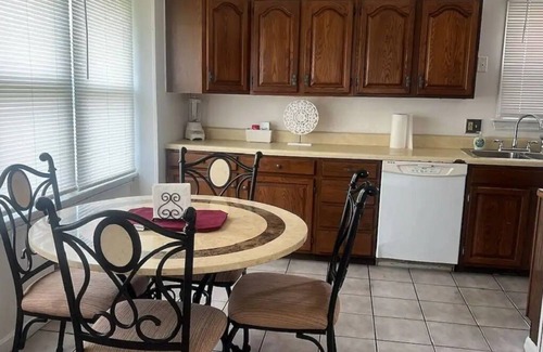 Ottawa Casa | Simple & peaceful home, very quiet street. near University of Toledo - Pets OK