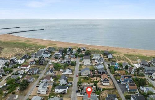Newburyport Casa | Simple Retreat 2 Min Walk to Beach AC Firepit