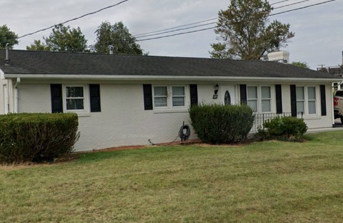 Lexington Casa | Simple & spacious 1-bedroom basement living in Lexington. Close to W&L and VMI