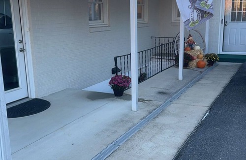 Lexington Casa | Simple & spacious 1-bedroom basement living in Lexington. Close to W&L and VMI