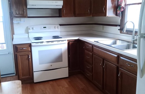 Youngstown Casa | Simple Stay for Family and Friends, 2-bedroom upstairs apartment in Boardman.