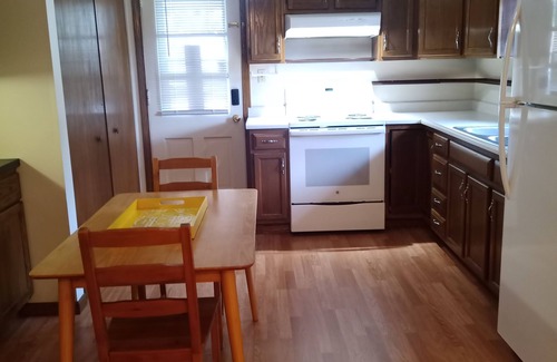 Youngstown Casa | Simple Stay for Family and Friends, 2-bedroom upstairs apartment in Boardman.
