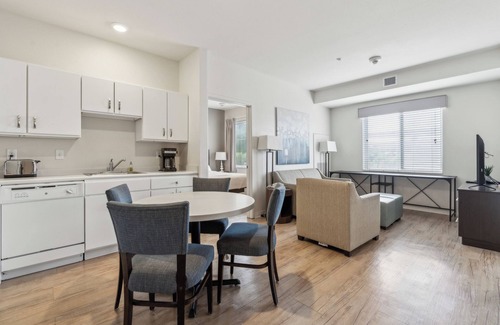 Far North Central Apartamento | Simplicity At the Rim 1116
