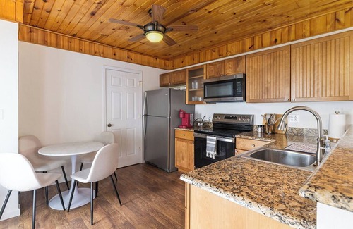 Gypsum Apartamento | Simply Kelleys Resort -The Great Escape East- charming and renovated 2-bed!