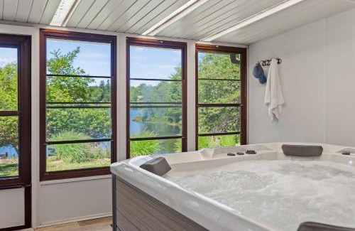 Long Pond Casa | Simply Shores by AvantStay Private Beach Dock Lake Overlook